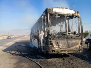 Arde camión de transporte de personal en Gómez Palacio