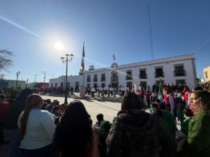 Conmemoran el Día de la Bandera con acto cívico encabezado por la presidenta municipal en Mapimí.