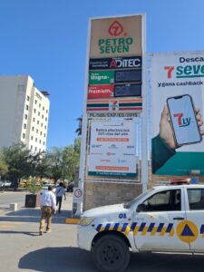 Revisan anuncios y espectaculares para prevenir riesgos en Torreón
