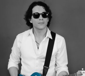 Fer Estala: 20 años de música, historias y una guitarra como compañera